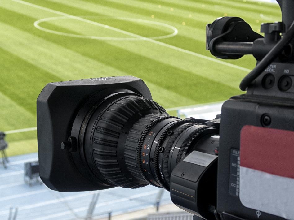 Fernsehkamera filmt ein Fußballspiel
