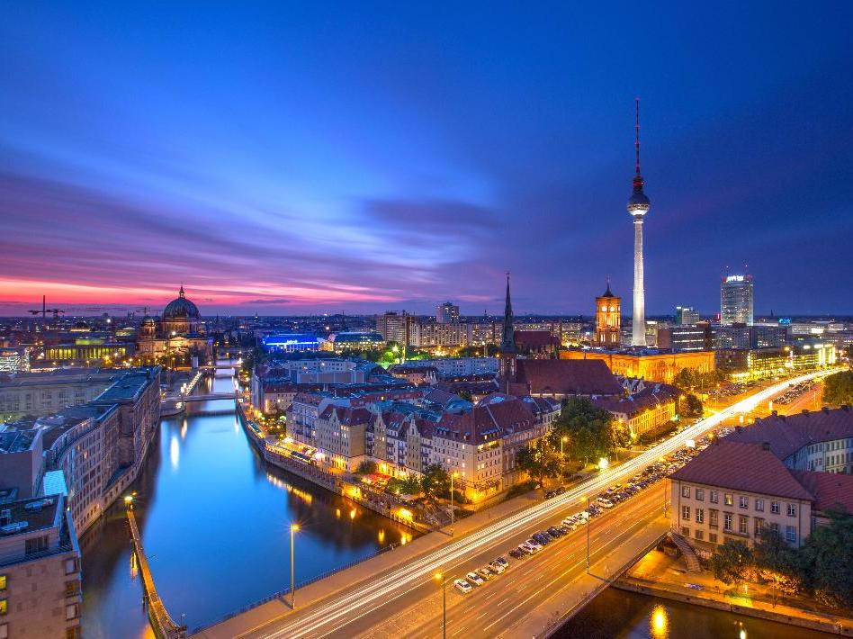 Skyline von Berlin in der Abenddämmerung