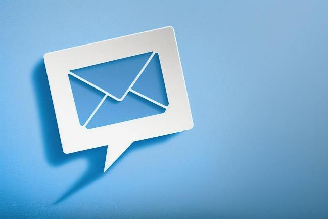 E-Mail-Icon vor blauem Hintergrund